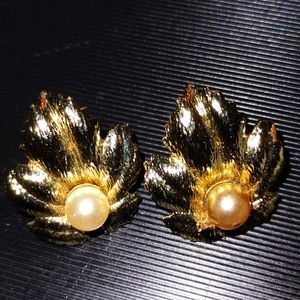 Dainty vintage Golden leaf with pearl brooches